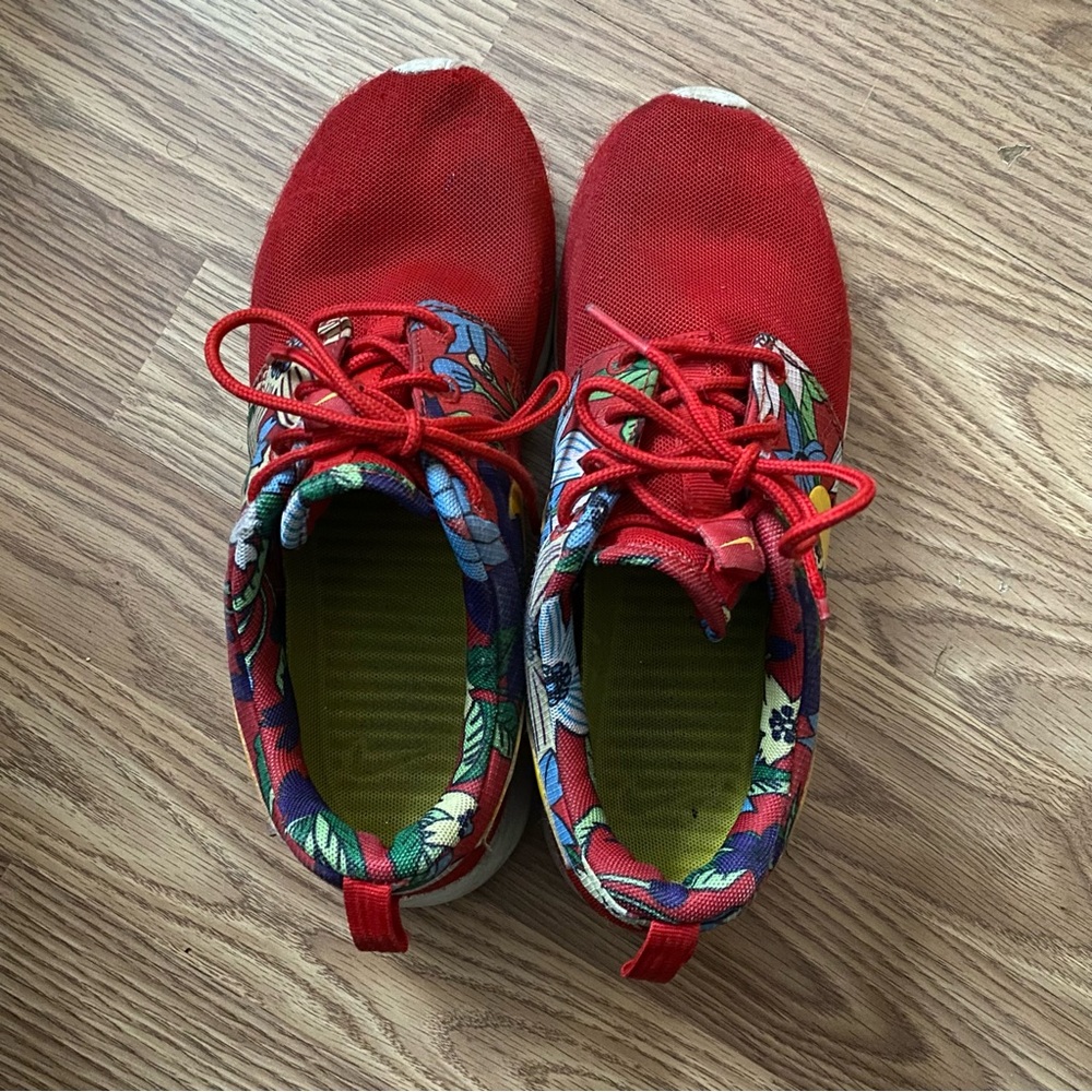 Women’s Nike Roshe Run Red and Floral Sneakers Size 7
